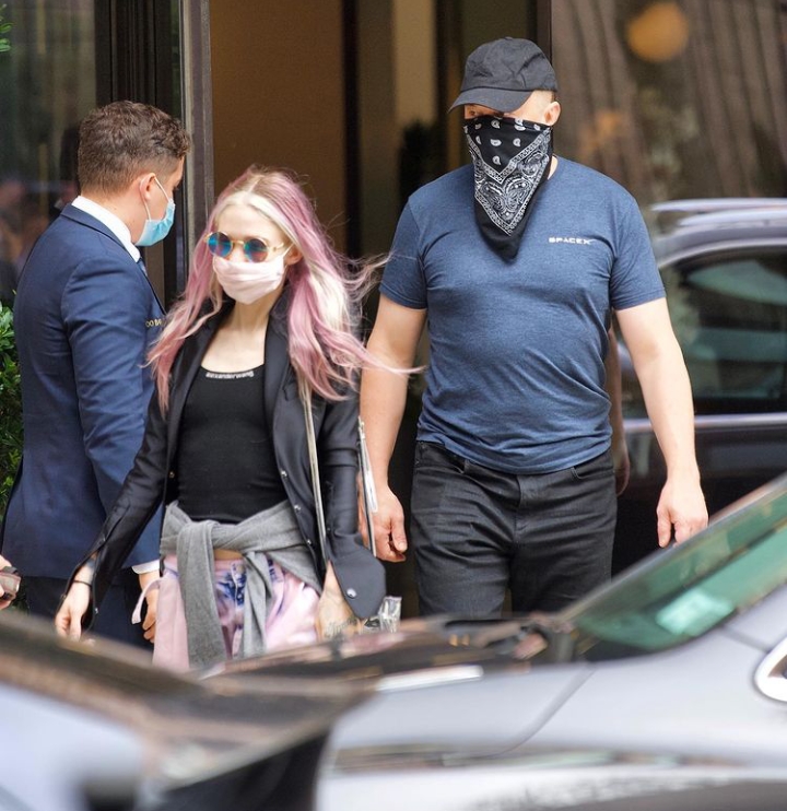 Elon Musk and Grimes were spotted together before leaving New York